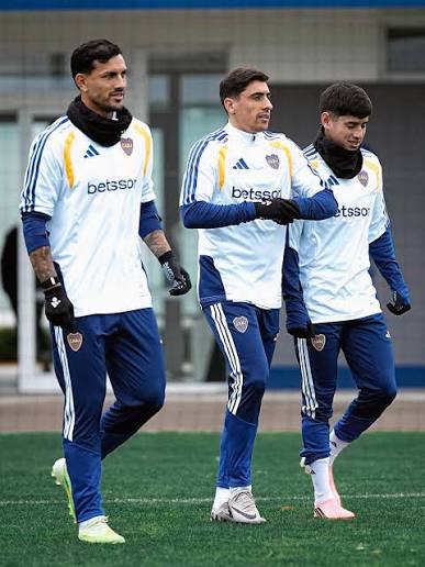 Paredes y Merentiel entrenando en el predio