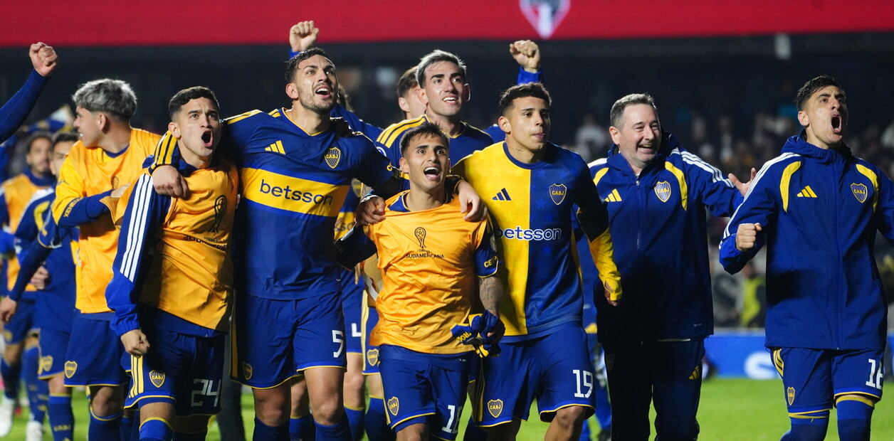 Plantel de Boca celebrando con Paredes